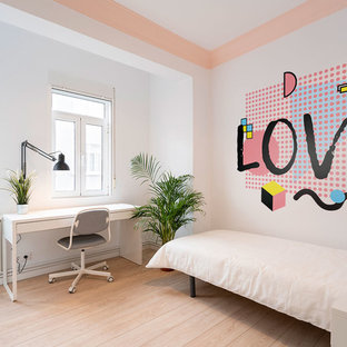 Diseño de dormitorio actual, pequeño, con paredes blancas, suelo de madera clara y suelo beige