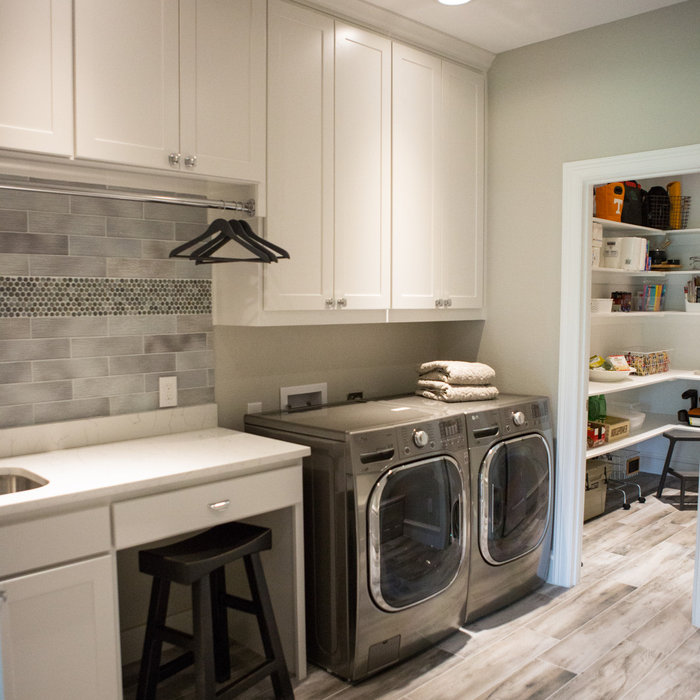 Laundry room - transitional laundry room idea in Dallas