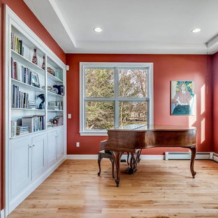 Ispirazione per un piccolo soggiorno contemporaneo chiuso con sala della musica, pareti rosse, parquet chiaro e pavimento giallo