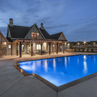 他の地域のトランジショナルスタイルのおしゃれな家の外観 (混合材サイディング、マルチカラーの外壁、切妻屋根、金属屋根) の写真