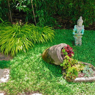 Kleiner, Halbschattiger Eklektischer Garten neben dem Haus mit Natursteinplatten und Kübelpflanzen in Seattle