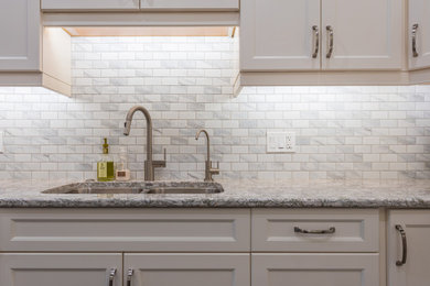 Kitchen - transitional kitchen idea in Toronto