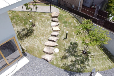 Foto de acceso privado campestre de tamaño medio en primavera en patio delantero con borde del césped, exposición total al sol, adoquines de piedra natural y con metal