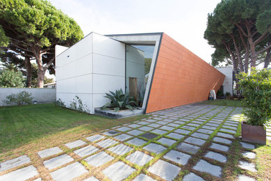 Imagen de fachada de casa marrón contemporánea extra grande de una planta con revestimientos combinados, tejado a dos aguas y tejado de varios materiales
