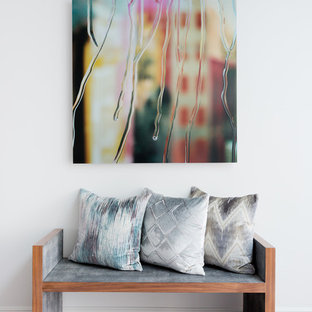 50 tals inredning av en mellanstor hall, med ljust trägolv, beiget golv och vita väggar