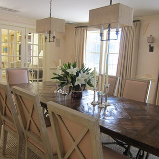 Geschlossenes Klassisches Esszimmer mit rosa Wandfarbe in Boston