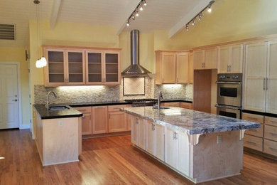 Inspiration for a mid-century modern kitchen remodel in Sacramento