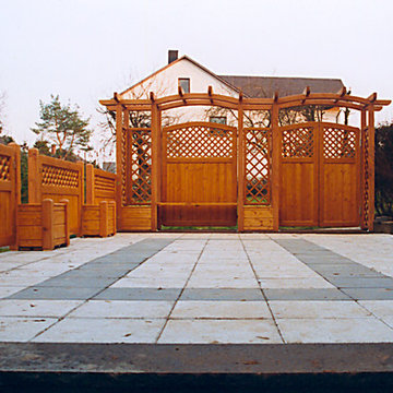 Sichtschutz mit Pflanzkästen, Pergola mit Rankgitter und Türe