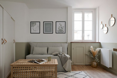 Réalisation d'une petite chambre parentale nordique avec un mur vert, sol en stratifié, un sol beige et dressing.
