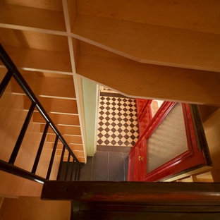 パリの小さいモダンスタイルのおしゃれな書斎 (ベージュの壁、セラミックタイルの床、暖炉なし、造り付け机、青い床) の写真