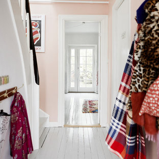 オーフスの小さい北欧スタイルのおしゃれな玄関 (ピンクの壁、塗装フローリング、白い床) の写真