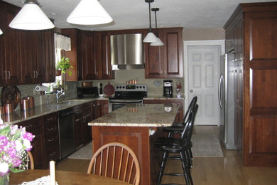 Kitchen - traditional kitchen idea in Boston