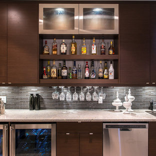エドモントンのモダンスタイルのおしゃれなウェットバー (フラットパネル扉のキャビネット、茶色いキャビネット、ラミネートカウンター、グレーのキッチンパネル、ガラスタイルのキッチンパネル、リノリウムの床) の写真