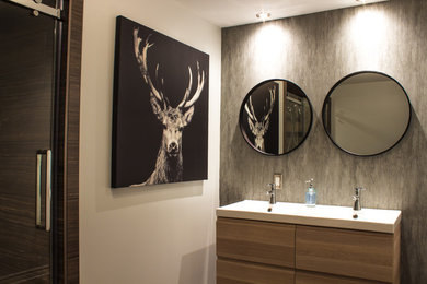Example of a mountain style bathroom design in Montreal