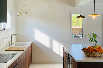 Aménagement d'une cuisine parallèle et encastrable contemporaine en bois brun de taille moyenne avec un évier encastré, un placard à porte plane, une crédence beige, îlot, un sol beige, un plan de travail beige, un plafond en bois et fenêtre au-dessus de l'évier.