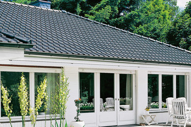 Inspiration for a white exterior in Cologne with a gable roof.