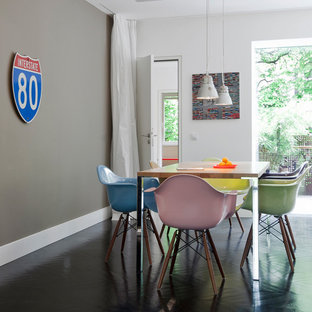 フランクフルトの中サイズのコンテンポラリースタイルのLDKの画像 (濃色無垢フローリング、暖炉なし、グレーの壁)