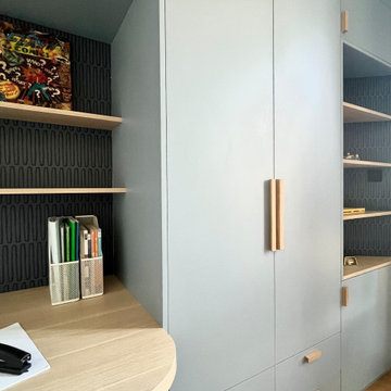 Meuble sur-mesure : bureau, placard, tiroir et étagères avec papier peint