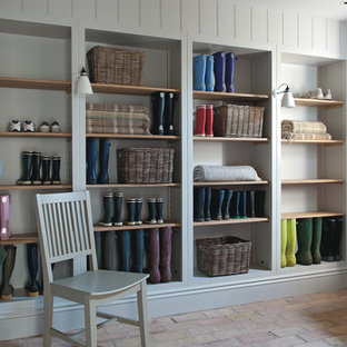 Esempio di un grande ingresso con anticamera country con pavimento in mattoni e pareti bianche