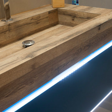 Mobile bagno con Lavabo in gres porcellanato effetto legno e  illuminazione a le