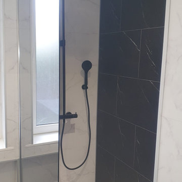 Salle de bain moderne avec touche de marbre