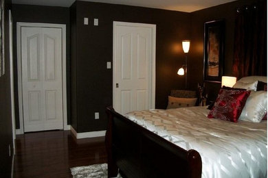 Foto de dormitorio principal tradicional renovado de tamaño medio con paredes marrones, suelo de madera oscura y suelo marrón