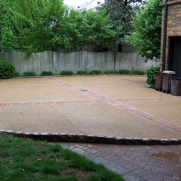 Ladue, Missouri exposed aggreate driveway with brick banding