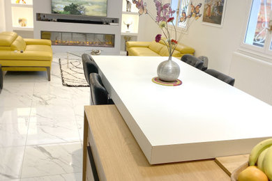 Cette image montre une salle de séjour minimaliste de taille moyenne et ouverte avec un bar de salon, un mur blanc, un sol en marbre, cheminée suspendue, un téléviseur fixé au mur et un sol blanc.
