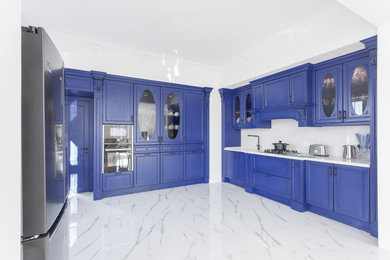 Кухня королевского синего цвета, массив ясеня, классика.