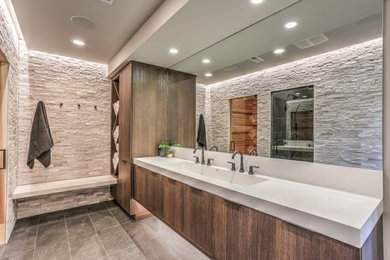 オマハにあるコンテンポラリースタイルのおしゃれな浴室の写真