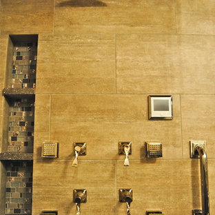 Mittelgroßes Klassisches Badezimmer mit Unterbauwaschbecken, Kassettenfronten, schwarzen Schränken, Quarzit-Waschtisch, Einbaubadewanne, Wandtoilette mit Spülkasten, farbigen Fliesen, Mosaikfliesen, grauer Wandfarbe und Sauna in New York