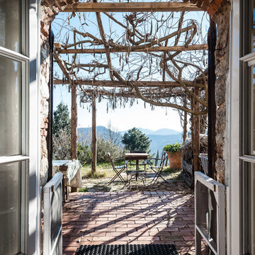 Dimora d'artista ricavata da casa colonica in collina