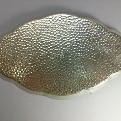 bandeja de aluminio plateado martel&eacute; de Manufacturas Met&aacute;licas Madrile&ntilde;as - Serving Trays