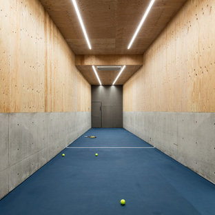 大阪のモダンスタイルのおしゃれなホームジム (ベージュの壁、青い床) の写真