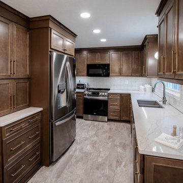 Maple Stained Shaker Kitchen Cabinets with Peninsula Bar