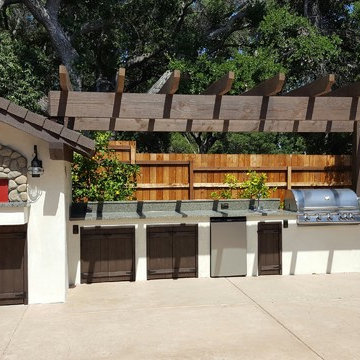Santa Paula outdoor kitchen with small pergola