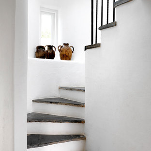 Modelo de escalera mediterránea, de tamaño medio, con escalones de pizarra y barandilla de metal