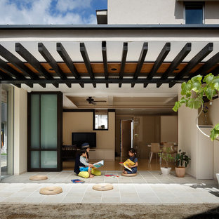 他の地域のアジアンスタイルのおしゃれなテラス・中庭 (パーゴラ) の写真