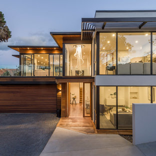 オークランドのコンテンポラリースタイルのおしゃれな家の外観 (陸屋根、木材サイディング、タウンハウス、金属屋根) の写真
