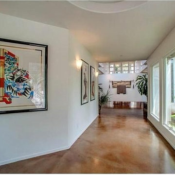 Floating wall from foyer
