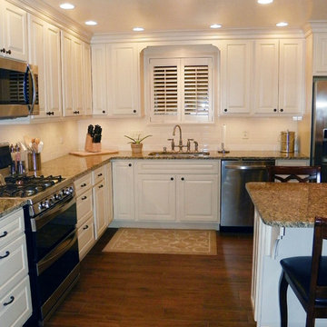 Light & Bright with Triple-Duty Pennisula