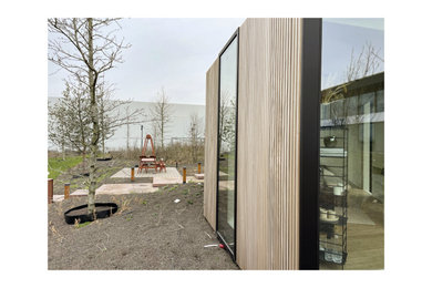 Idee per un giardino formale minimal esposto in pieno sole di medie dimensioni e dietro casa in inverno con pavimentazioni in pietra naturale e recinzione in legno