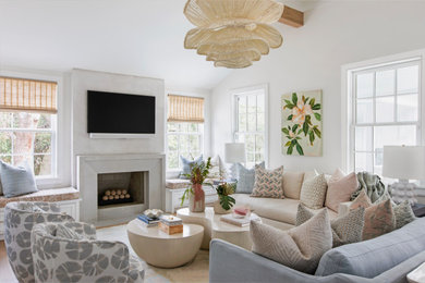 Example of a transitional home design design in Charleston