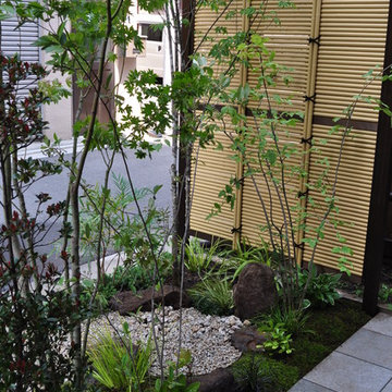 林に囲まれた沢の雰囲気を枯山水で表現