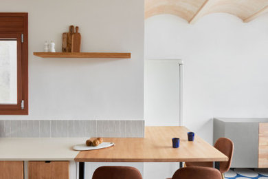 Cette photo montre une grande cuisine ouverte blanche et bois tendance en L et bois clair avec un évier encastré, un plan de travail en quartz, une crédence grise, une crédence en céramique, carreaux de ciment au sol, un sol bleu et fenêtre au-dessus de l'évier.