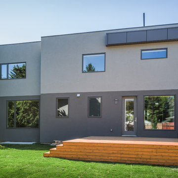 DeLux Rear Exterior