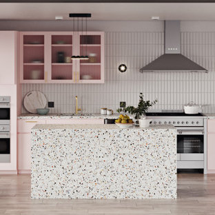 Einzeilige Moderne Wohnküche mit Unterbauwaschbecken, Glasfronten, Arbeitsplatte aus Terrazzo, Küchenrückwand in Weiß, Rückwand aus Keramikfliesen, Küchengeräten aus Edelstahl, hellem Holzboden und Kücheninsel in New York