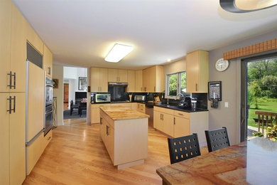 Inspiration for a contemporary kitchen remodel in Chicago