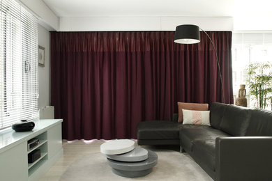 Réalisation d'un salon design de taille moyenne et ouvert avec un mur gris, parquet peint, aucune cheminée et un sol blanc.