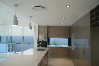 Beach style kitchen in Gold Coast - Tweed.